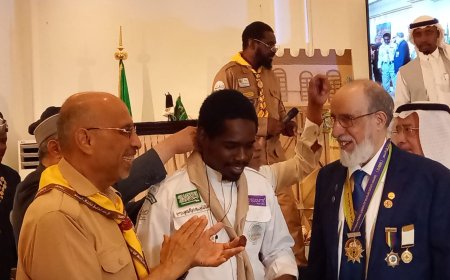 الأمين العام لاتحاد العالمي للكشاف المسلم يقلد الادريسي شارة مساعد مفوض تدريب