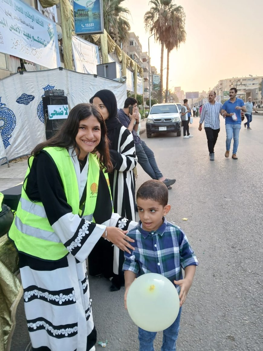 أعضاء اتحاد شباب كفر الشيخ يوزعون البالونات والهدايا على المصلين بالساحات و المساجد .. بالصور 