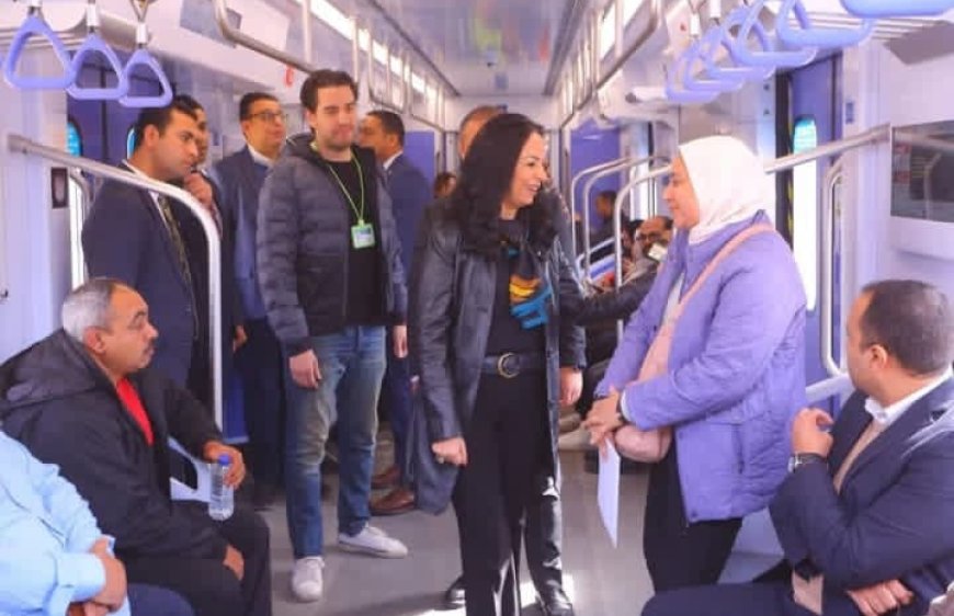 وزيرة التضامن الاجتماعي تجرب القطار الكهربائي LRT