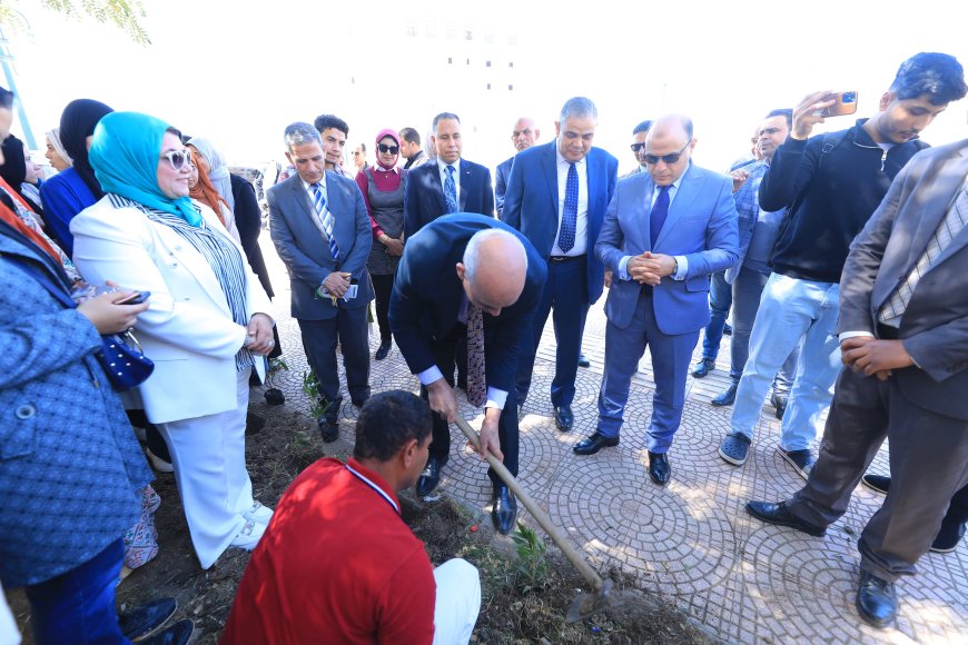 محافظ كفرالشيخ ورئيس الجامعة يفتتحان حملة التشجير وتجميل المسطحات الخضراء بالجامعة