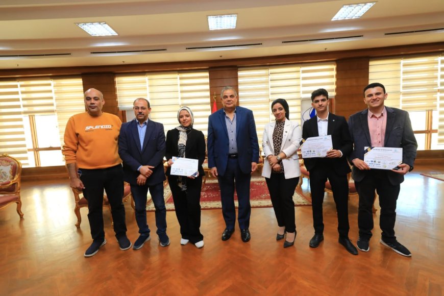 رئيس جامعة كفر الشيخ يكرم فريق كلية الذكاء الاصطناعي بالجامعة