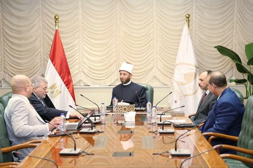 وزير الأوقاف يناقش خطة أموال الوقف