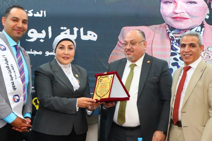 نقابة العاملين بالتأمين الصحي بكفر الشيخ تكرم المحالين على المعاش