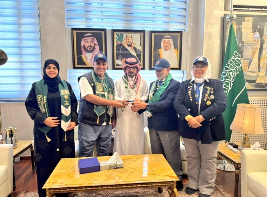 وفد رواد الكشافة السعودية يزور سفير المملكة في الجزائر ويقدم رموز الوفاء الكشفي