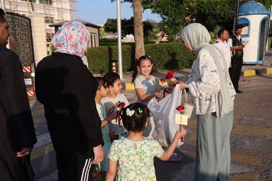 توزيع الورود والهدايا وكروت تهنئة "الرئيس" على المارة احتفالًا بعيد الأضحى المبارك بكفرالشيخ