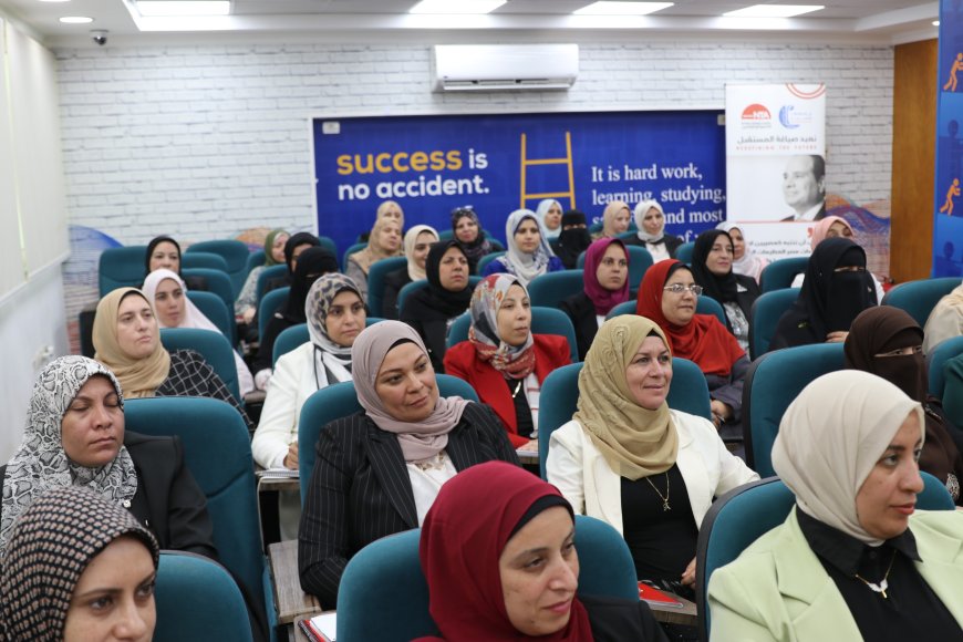 محافظ كفرالشيخ يتابع فعاليات اليوم الأول لبرنامج "المرأة تقود للمحافظات "