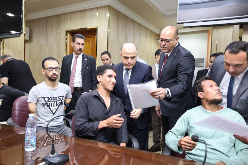 وزير العمل ومحافظ كفرالشيخ يسلمان 15 عقد عمل لذوي الهمم