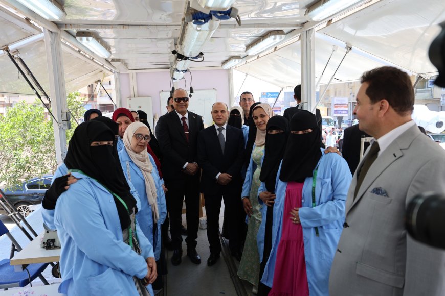 وزير العمل ومحافظ كفرالشيخ يتفقدان الوحدة المتنقلة للتدريب المهني