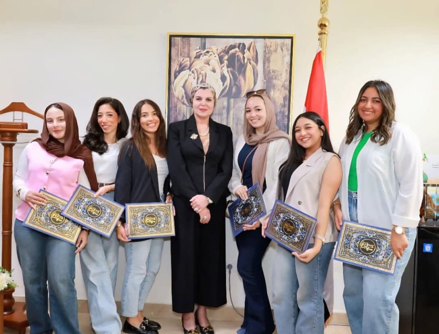 النيابة الإدارية تكرم طالبات آداب القاهرة