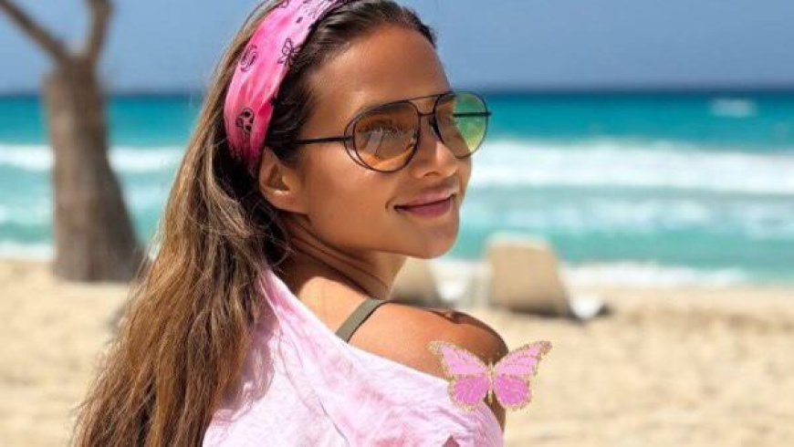 الفنانه نيللي كريم في إطلالة صيفية مبهجة