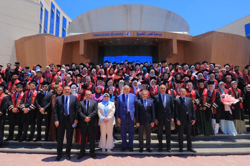 رئيس جامعة كفر الشيخ يشهد حفل تخريج طلاب كلية الزراعة الدفعة 55 للعام الاكاديمي 2025