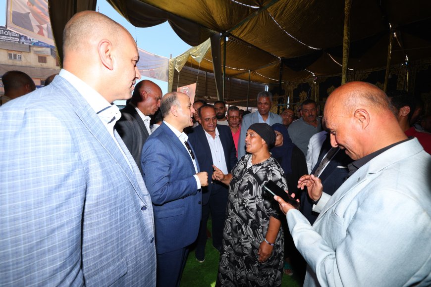 المواطن أولًا.. محافظ كفرالشيخ يستمع لطلبات أهالي الحامول خلال جولته الميدانية