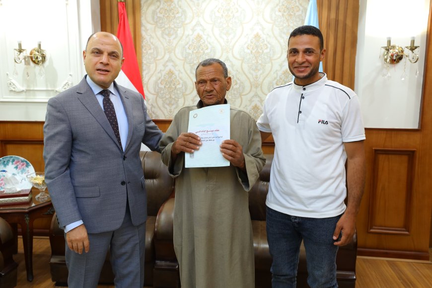 محافظ كفرالشيخ يُسلّم 10 عقود تقنين أراضي أملاك دولة للمستفيدين من المواطنين.. «إنتهينا من تسليم 1384 عقد