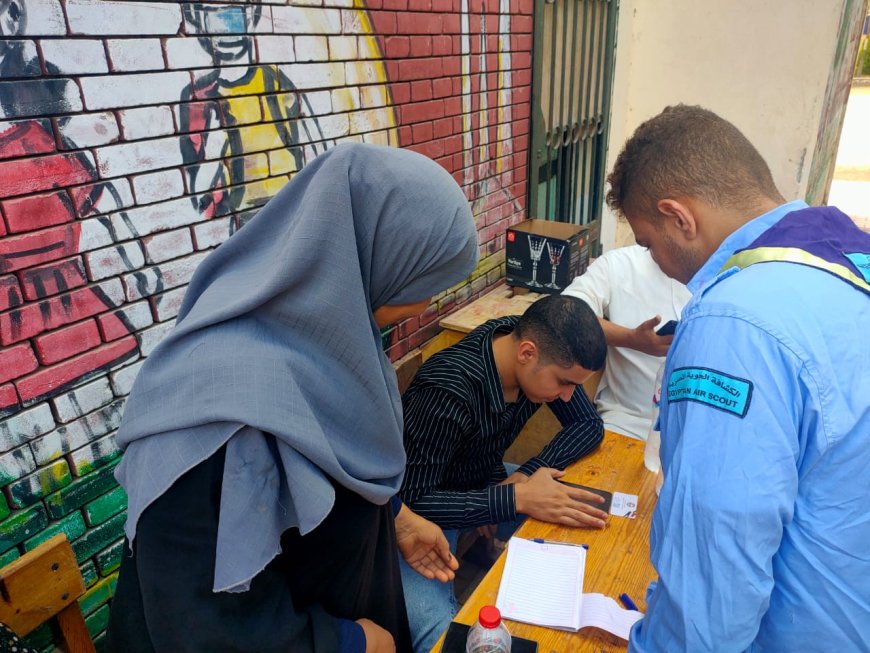 أعضاء برلمان الشباب والفرق التطوعية أمام اللجان لليوم الثاني لمساعدة الناخبين وكبار السن