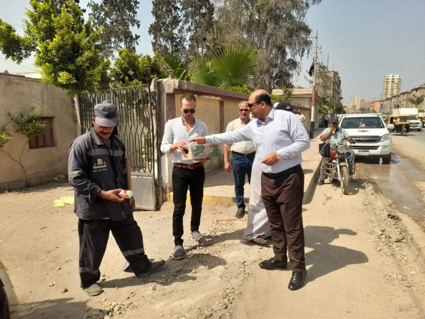 رئيس مدينة دسوق بكفرالشيخ يلغي العمل بالفترة الثانية ويوزع مياة وعصائر على عمال النظافة