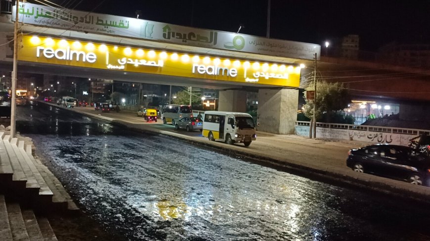 بدء وضع طبقة المازوت بشارع الجيش بدسوق تمهيداً للرصف النهائي
