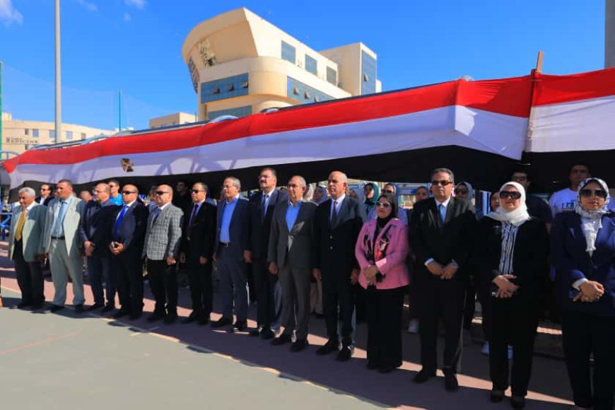 رئيس جامعة كفر الشيخ يشهد مراسم تحية العلم ويقدم التهنئة لطلبة الجامعة بالعام الدراسي الجديد 2025/2026