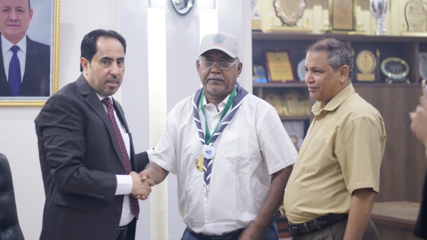 الوزير البكري يقلد الرائد الكشفي منصور عامر الميدالية والمنديل الخاص بمسابقة اليوم العالمي للمنديل الكشفي2025
