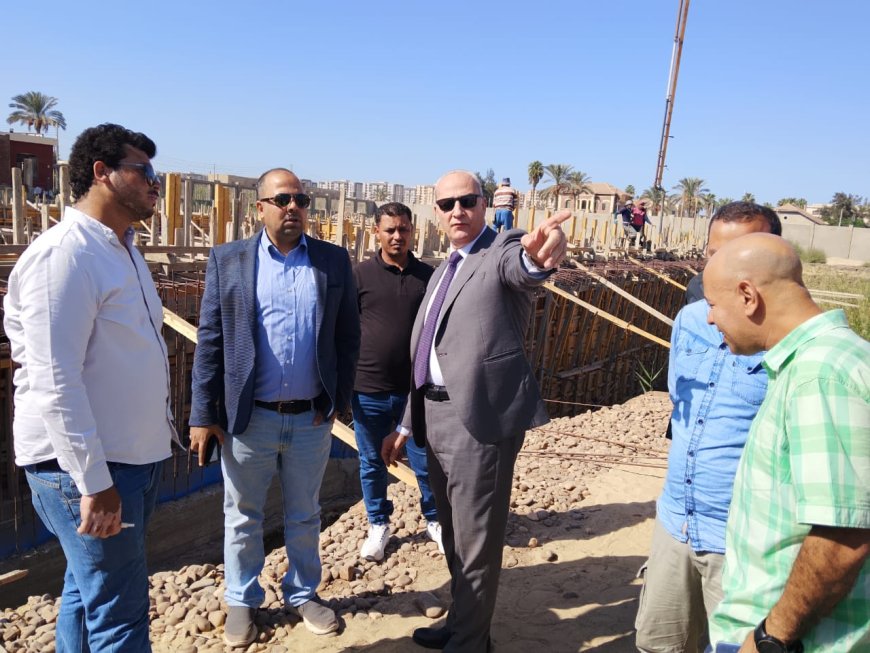وكيل وزارة الشباب بكفر الشيخ يشهد أعمال صب حوائط حمام سباحة مركز التنمية بسخا بحضور لجنة الوزارة