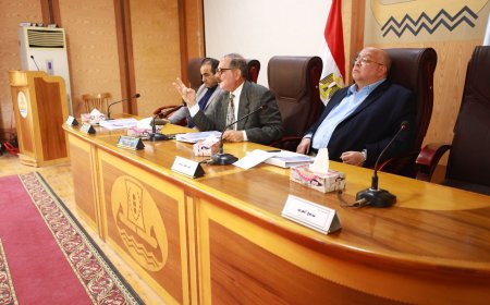 محافظ كفر الشيخ يعقد اجتماعا لبحث مطالب المواطنين ويوجه باستمرار الحملات على الأسواق وازالة التعديات