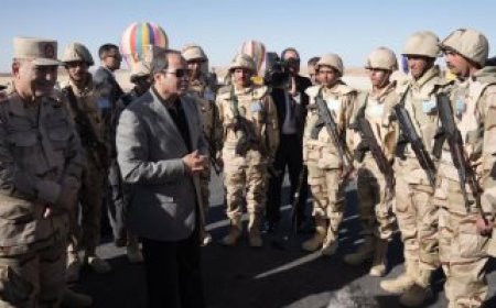 الرئيس السيسى يتفقد الارتكازات الأمنية بشرق القناة: الأزمة التى نمر بها ستنتهي.. والأزمة اللى إحنا فيها هتخلص بيكم أنتم.. ويؤكد: قبل 10 سنوات كان الجميع يتساءل متى ينتهى الإرهاب وبالفعل انتهى بهؤلاء الجنود