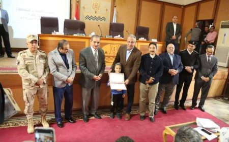 بعد تميزهم حكوميًا..محافظ كفر الشيخ يكرم مسئولي توثيق دسوق - صور