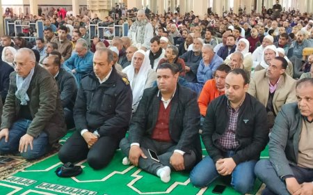 وزير الري يودي صلاه الجمعه بمسجد العارف بالله الدسوقي