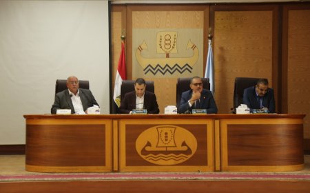 محافظ كفر الشيخ يناقش عدداً من الشكاوى للمواطنين وتحويل عدد من الحالات المرضية لتلقي العلاج