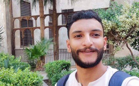 المستكشف  والمرشد السياحى محمود إبراهيم يصطحب متابعيه فى جوله داخل بيت السحيمي 