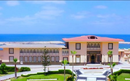 قصر الصفا  يقع القصر على ربوة عالية مطلة على البحر المتوسط بالإسكندرية، ويبدو في هيئته كأنه منارة البحر أو حارسه الأمين.