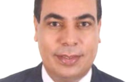 رئيس جامعة كفر الشيخ يهنئ الدكتور عادل عبد الغفار لتجديد ندبه مستشاراً إعلامياً ومتحدثاً رسمياً لوزارة التعليم العالي