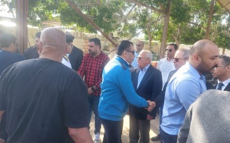 محافظ بورسعيد ومدير الامن يتقدمان صفوف المشيعين لجنازة العميد شريف طايل مدير إدارة شرطة تأمين كوبري السلام