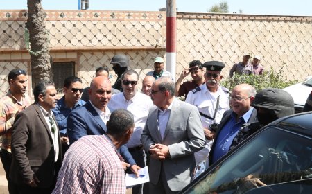 محافظ كفر الشيخ يوقف موكبه بفوه استجابة لمواطن من ذوي الهمم لوحً بيده تجاه سيارته