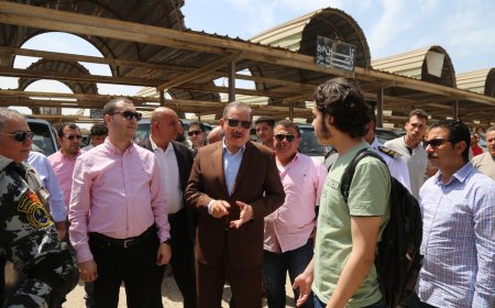 جولة لمحافظ كفر الشيخ لمتابعة الالتزام بالتعريفة الجديدة ويطمئن على انتظام العمل بالمواقف 