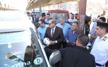 محافظ كفر الشيخ ونائبه يواصلان جولاتهما بالمواقف ومحطات الوقود ويلتقيان بالمواطنين