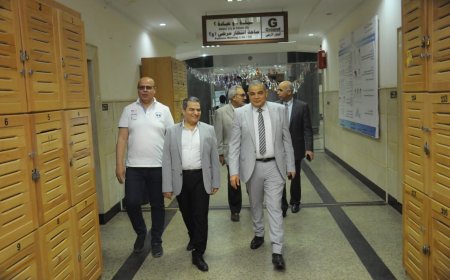 رئيس جامعة كفر الشيخ يتفقد العيادات الخارجية بكلية طب الاسنان