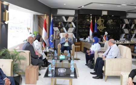 محافظ أسوان يؤكد على أهمية البحث العلمى في كافة مجالات العمل العام وتمكين المرأة إقتصادياً .. وإهداء المحافظ درع المركز لدعمه للقافلة التوعوية للمرأة الريفية