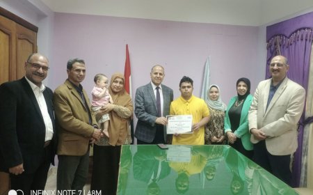 وكيل تعليم كفر الشيخ يكرم الطلاب الحاصلين على مراكز جمهوري في التصوير الفني