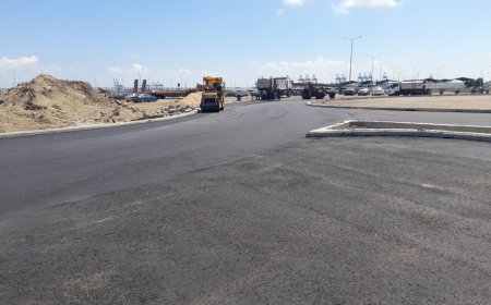 استمرار أعمال وضع طبقة الأسفلت السطحية ( النهائية ) بطريق بورسعيد