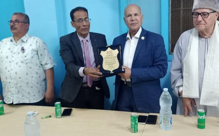 مجلس‌ ادارة مركز شباب كفر الطايفة بكفرالشيخ يكرم "شمس الدين" لمجهوداته المستمرة