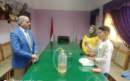 وكيل تعليم كفر الشيخ يكرم طالب اخترع طريقة لاشغال البوتجاز بخليط من المياه والبنزين بدلا من الغاز 