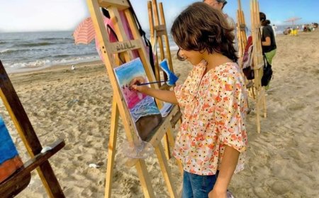  أطفال  ينصبون مرسم على شواطئ مصيف بلطيم للتعبير عن صفاء المياه والشمس الساطعة بكفرالشيخ 