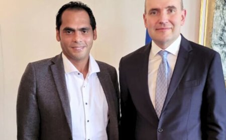 رئيس أيسلندا يلتقى لاعب التنس المصري أنور الكموني في منتدى روح الإنسانية