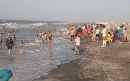 توافد المواطنين على شواطئ مصيف بلطيم بكفرالشيخ 