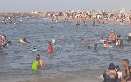 إقبال كبير من المصطافين على شواطئ مصيف بلطيم وانتشار 100 منقذاً بطول الشواطئ ال6