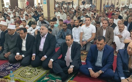 شوشه يؤدي صلاه العيد بمسجد الرفاعي بوسط مدينه العريش