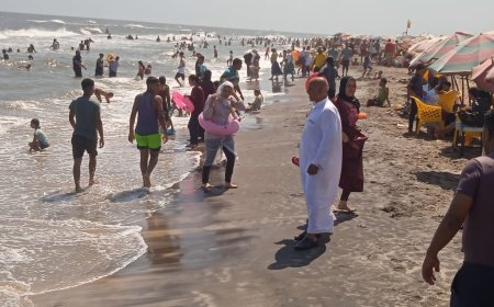 بالصور.. توافد الآلاف على شواطئ مصيف بلطيم في اليوم الثالث من أيام عيد الأضحى