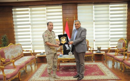 رئيس جامعة كفر الشيخ يكرم مدير إدارة التربية العسكرية بالجامعة