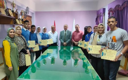 وكيل تعليم كفر الشيخ يكرم الطلاب أعضاء غرف عمليات الثانوية العامة ويثني على أدائهم