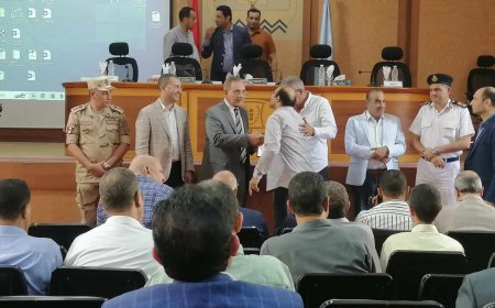 محافظ كفر الشيخ يكرم عضو نموذج محاكاة مجلس الشيوخ للمشاركة في موسم برنامج «العباقرة قادرون بإختلاف» 